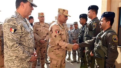 الفريق أول عبدالمجيد صقر القائد العام للقوات المسلحة وزير الدفاع والإنتاج الحربى يتفقد إحدى القواعد الجوية ويلتقى عدد من مقاتلى القوات الجوية