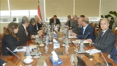 وزير الإسكان يعقد اجتماعاً مع مسئولى شركة 