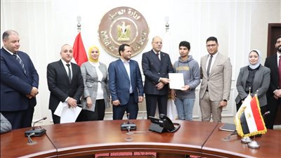 وزير العمل يُسلم 25 عقد عمل لذوي همم