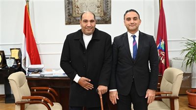 جامعة الفيوم: تسليم جهاز لاب توب لطالبة من ذوي الإعاقة البصرية بكلية الألسن