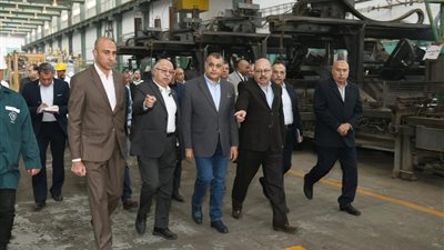 وزير الدولة للإنتاج الحربى يتفقد خطوط الإنتاج ومراحل التصنيع بـشركة حلوان للصناعات الهندسية (مصنع 99 الحربي)