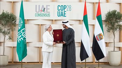 رئيس الإمارات يمنح وزيرة البيئة وسام من 