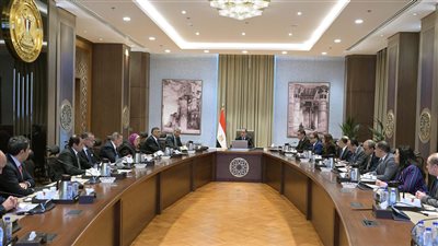 رئيس الوزراء يستعرض الفرص السياحية بالمنطقة المحيطة بهضبة الأهرام