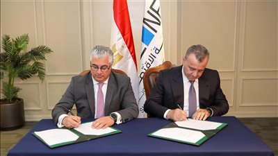 اقتصادية قناة السويس والسويس للصلب توقعان بالأحرف الأولى عقد تشغيل رصيف وساحة لتداول الصب الجاف بميناء الأدبية