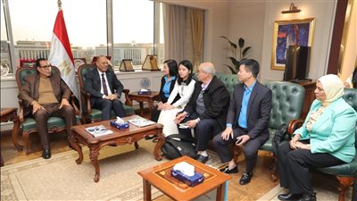 وزير العمل يلتقي وفداً من الاتحاد الوطني للملابس والمنسوجات الفيتنامي