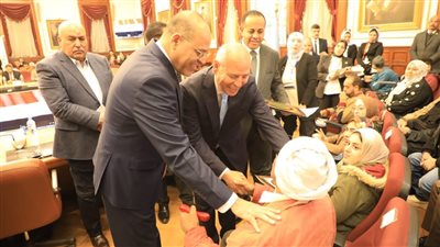وزير العمل ومحافظ القاهرة يسلمان 90 عقد عمل منهم 70 عقدا لذوي همم 