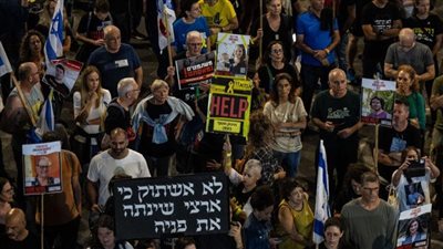 عائلات المحتجزين الإسرائيليين بغزة: على إسرائيل إنهاء الحرب بصفقة تبادل شاملة