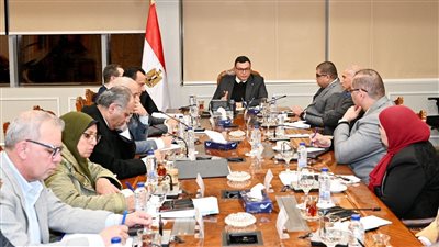 وزير الإسكان يجتمع بنواب ومساعدي هيئة المجتمعات العمرانية الجديدة لمتابعة سير العمل