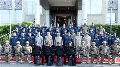  الفريق أول عبد المجيد صقر القائد العام للقوات المسلحة وزير الدفاع والإنتاج الحربى يتفقد قاعدة الإسكندرية البحرية ويلتقى بعدد من المقاتلين