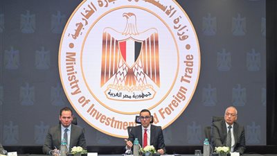 وزير الاستثمار والتجارة الخارجية يعقد لقاءا موسعا مع رؤساء وأعضاء المجالس التصديرية لمناقشة محاور البرنامج الجديد 