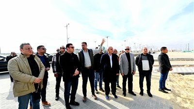 وزير الإسكان يتفقد سير العمل بمشروعات المدينة التراثية والمرافق الرئيسية لمنطقة الداون تاون بمدينة العلمين الجديدة
