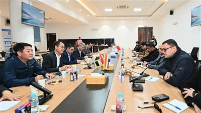 وزير الإسكان يعقد اجتماعاً مع مسئولي شركة 