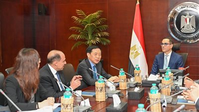 وزير الاستثمار يلتقي ممثلي شركة كينجدم للكتان لاستعراض مشروع الشركة لإنشاء مصنع لصناعة الكتان في مصر