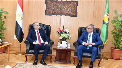 رئيس جهاز حماية المستهلك يلتقي محافظ الفيوم بديوان عام المحافظة