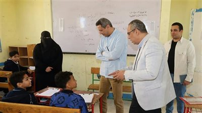 محافظ السويس يتفقد امتحانات صفوف النقل لنصف العام