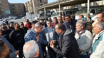 محافظ السويس في موقف سيارات السخنة : توقيع غرامة ألف جنية على السيارات  التي تخالف خط سيرها