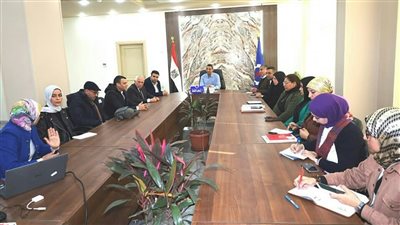 محافظ السويس يناقش المقترحات المتعلقة بتطوير الهوية البصرية للمحافظة