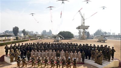 الفريق أحمد خليفة رئيس أركان حرب القوات المسلحة يتفقد عدداً من الأنشطة التدريبية لقوات المظلات