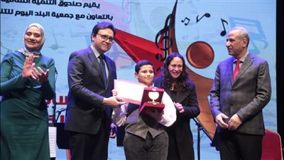 وزير الثقافة يسلم جوائز الدورة السابعة لمسابقة الصوت الذهبي لذوي القدرات الخاصة