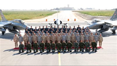 الفريق أول عبد المجيد صقر القائد العام للقوات المسلحة وزير الدفاع والإنتاج الحربى يتفقد إحدى القواعد الجوية ويلتقى عدد من المقاتلين