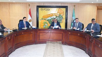 محافظ الفيوم يتابع معدلات الأداء بملفات 