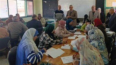 نقيب المعلمين بالسويس يشيد بجهود العاملين خلال زيارته لمركز تصحيح الامتحانات