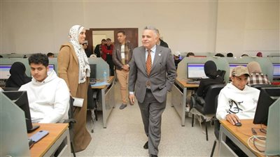 رئيس جامعة السويس يتفقد مركز الإختبارات الإلكترونية