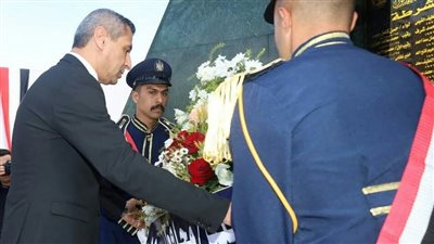 بمناسبة عيد الشرطة.. محافظ السويس وقيادات المحافظة يضعون أكاليل الزهور على النصب التذكاري بمعسكر قوات الأمن 