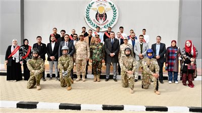 قيادة قوات الدفاع الشعبى والعسكرى وإدارة الشئون المعنوية للقوات المسلحة تنظمان زيارة لوفد من الإعلاميين وطلبة الجامعات لقيادة قوات المظلات