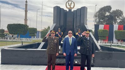 محافظ الفيوم ومدير الأمن والمستشار العسكري يضعون إكليلاً من الزهور على النصب التذكاري لشهداء الشرطة