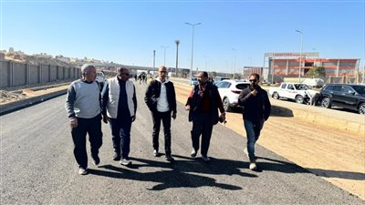 وزير الإسكان يُتابع مشروعات الطرق بـ