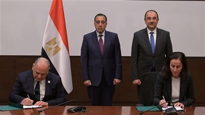 مدبولي يشهد توقيع عقد لإعادة تشغيل مصنع بلوكات الأنود بالعين السخنة 