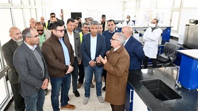 وزير الإسكان يتفقد محطة معالجة مياه الصرف الصحي بالجبل الأصفر