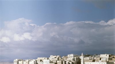 بعد توقف دام 10 سنوات.. انطلاق أول رحلة من مطار الريان اليمني إلى القاهرة 