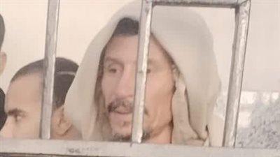 انفراد.. أول صورة للمتهم بقتل شقيقه لخلافات علي الميراث أثناء محاكمته بالفيوم 