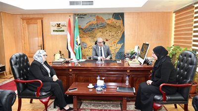 محافظ الفيوم يستقبل أسرة حارس حديقة الحيوان 