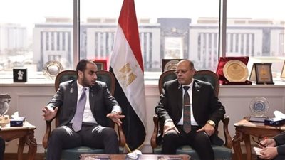 وزير العمل يلتقي وفدًا من شركة البويات والصناعات الكيماوية 