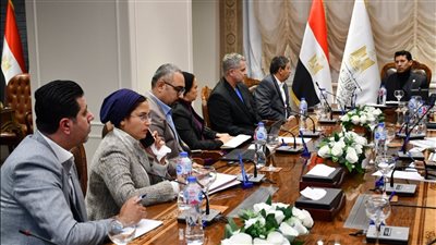 وزير الشباب والرياضة يبحث مع 
