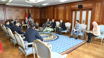 الفريق أسامة ربيع يبحث سبل التعاون المشترك مع رئيس شركة فامسون الصينية