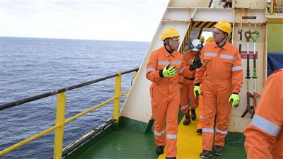 رئيس الوزراء يستمع لشرح حول قدرات الحفار 