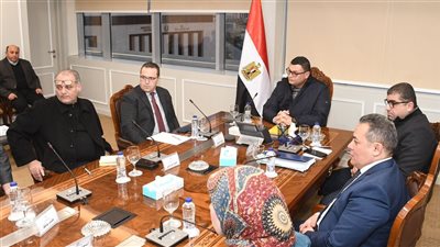 وزير الإسكان يستعرض المخطط الاستراتيجي لمدينة السويس الجديدة