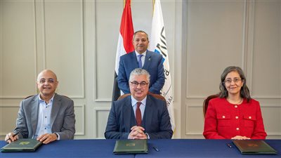 اقتصادية قناة السويس توقع عقود إنشاء ساحة شاحنات ذكية بميناء غرب بورسعيد مع محافظة بورسعيد 