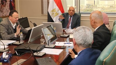 وزير الكهرباء يتابع موقف تسليم الأراضي لإقامة مشروعات الطاقة الشمسية وطاقة الرياح 