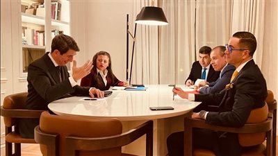 وزير الاستثمار والتجارة الخارجية يلتقي أعضاء الجمعية الإسبانية للهيدروجين 