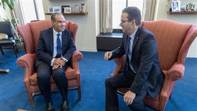 وزير الخارجية والهجرة يلتقي بالسناتور 
