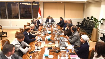 وزير الإسكان يعقد اجتماعا مع مسئولي شركة 