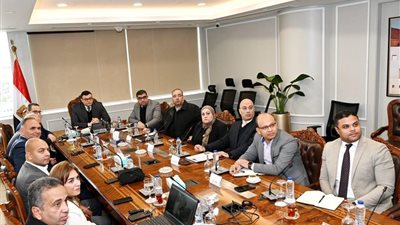 وزير الإسكان يستعرض عددا من الفرص الاستثمارية والخطة الترويجية لأحد المشروعات بالعاصمة الإدارية الجديدة