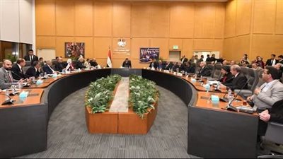 وزير الإسكان يعقد اجتماعه الدوري مع أعضاء مجلسي 