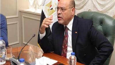 وزير العمل يلتقي وفد 