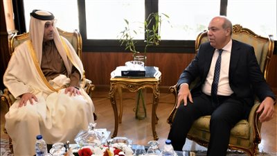وزير الطيران يلتقي وزير النقل و المواصلات القطري لبحث آليات تعزيز التعاون الثنائي في مجال الطيران المدني